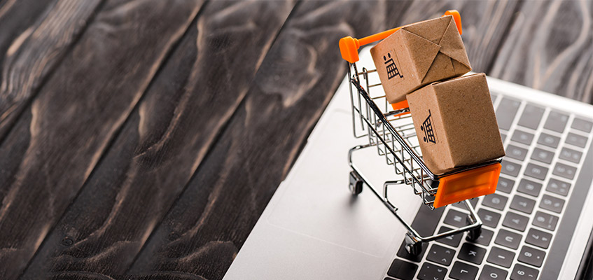 speelgoeddozen in een klein mandje op een laptop, e-commerce concept