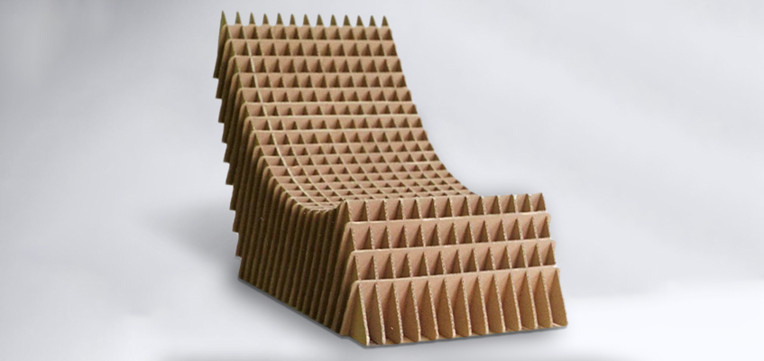 Design fauteuil of hangstoel gemaakt van golfkarton 