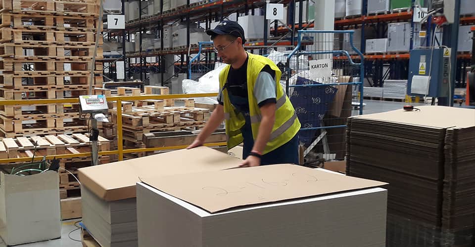 Homme qui prépare une commande papier