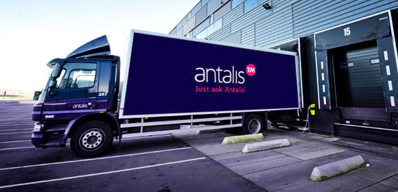 Service logistique camion Antalis au centre de distribution