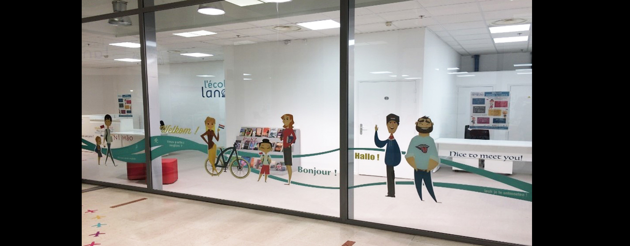 vitrophanie illustrant des personnages en couleurs sur les vitrines d'un lieu public