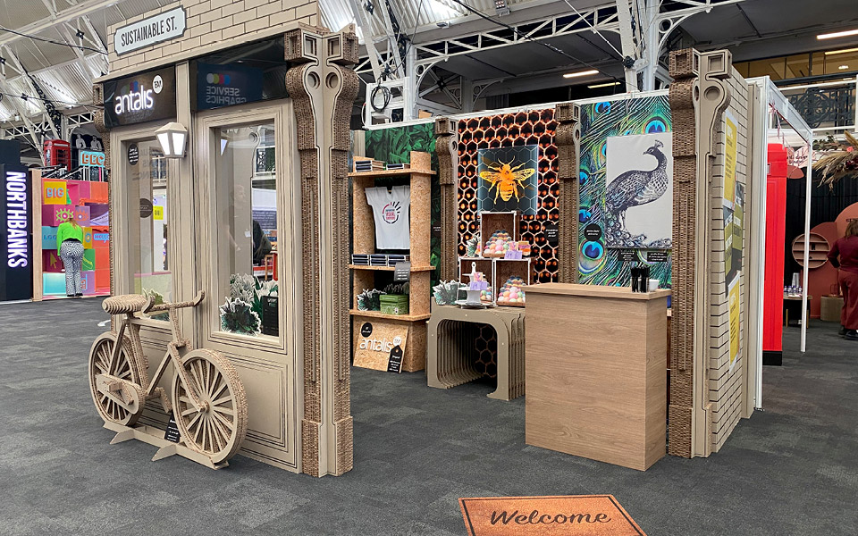 stand avec une structure en carton nid d'abeille