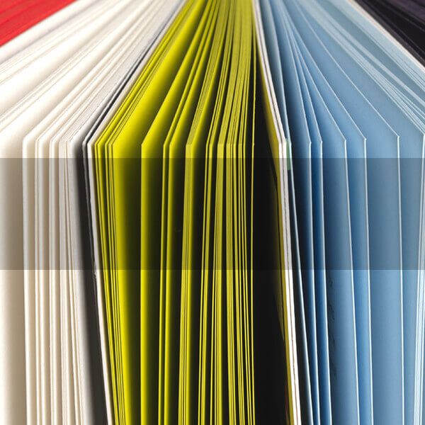 Page d'accueil Communication imprimée, livre ouvert avec papier couleur