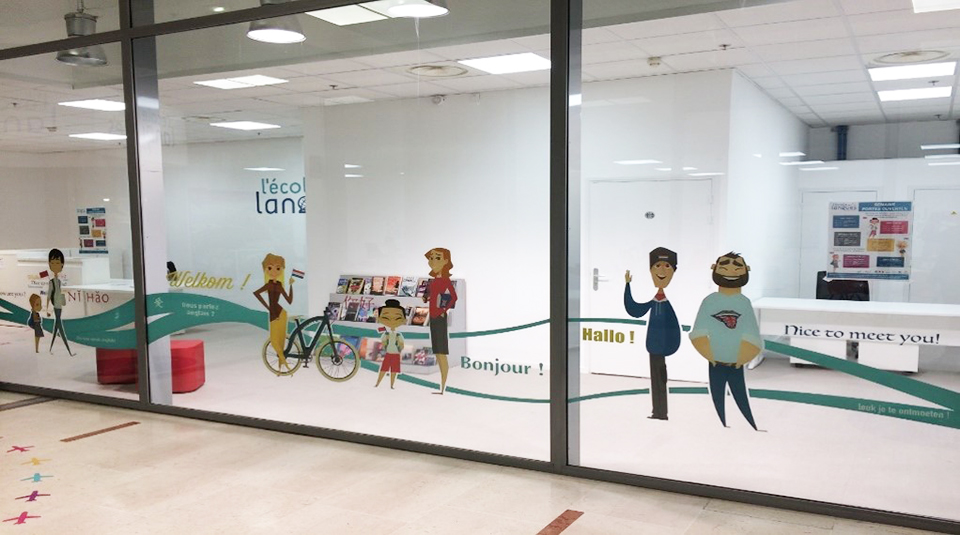 vitrophanie illustrant des personnages en couleurs sur les vitrines d'un lieu public