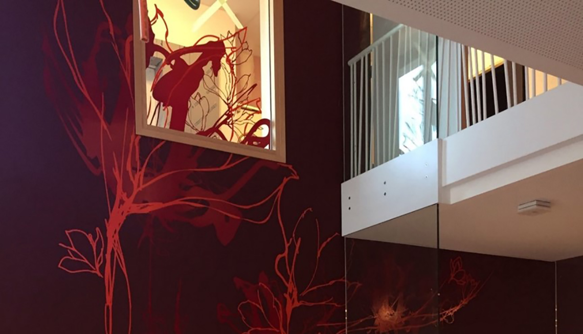 Décoration graphique rouge sur mur avec le papier peint Coala WallDesign et sur vitre avec les films Coala Window et sur vitrine