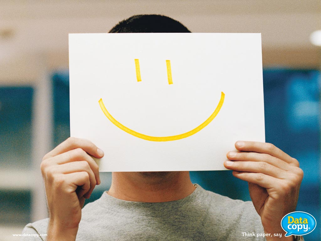 Feuille blanche avec émoticône smiley jaune placée devant visage + logo Data Copy