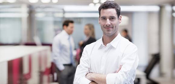 homme en avant-plan dans un bureau