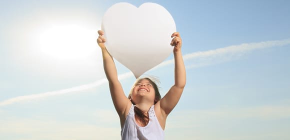 petite fille tenant un coeur en papier