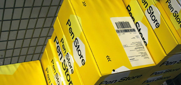 Pen Store verpakkingsdozen in een magazijn