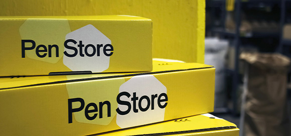 Pen Store verpakkingsdozen in een magazijn
