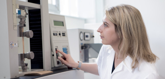 expert de laboratoire devant machine testant un emballage