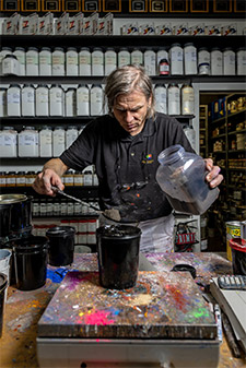 Lorenz Boegli utilisant des pigments colorés entièrement naturels