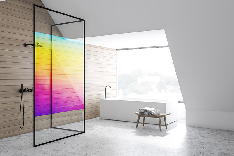 Film adhésif coloré sur paroi douche vitrée