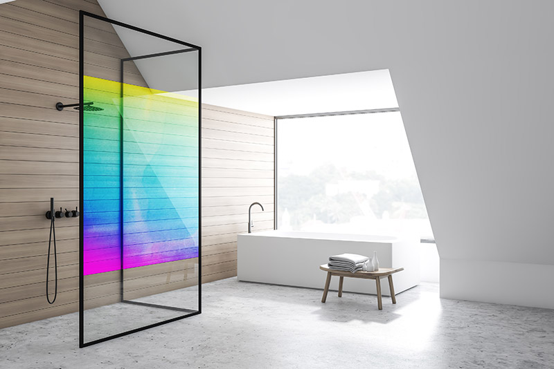 Film adhésif coloré sur paroi douche vitrée