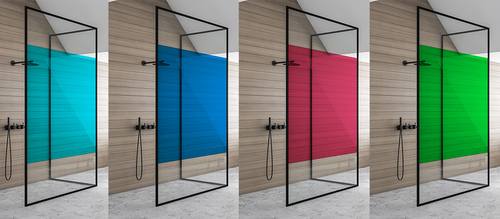 Films adhésifs de différentes couleurs sur paroi douche vitrée