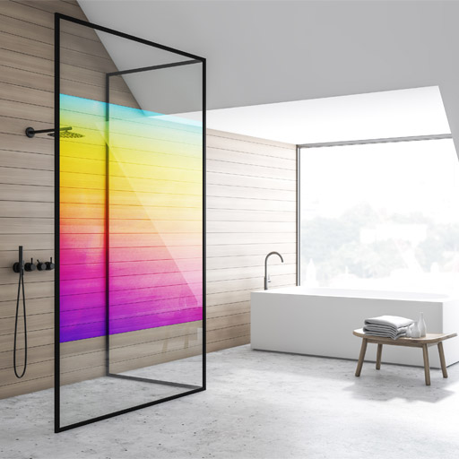 Film adhésif coloré sur paroi douche vitrée