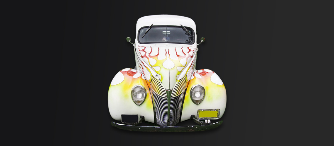 Le devant d'une ancienne voiture revêtu d'un film vinyle imprimé illustrant des flammes jaunes/oranges 