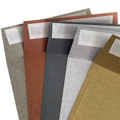 Enveloppe Curious Alchemy - Enveloppe de creation avec effet metal patine mat- Enveloppe de communication - disponible en 5 coloris - Antalis