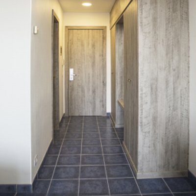 Mise en œuvre Films de rénovation - Coala Interior Film Effet Bois - G6 - Antalis